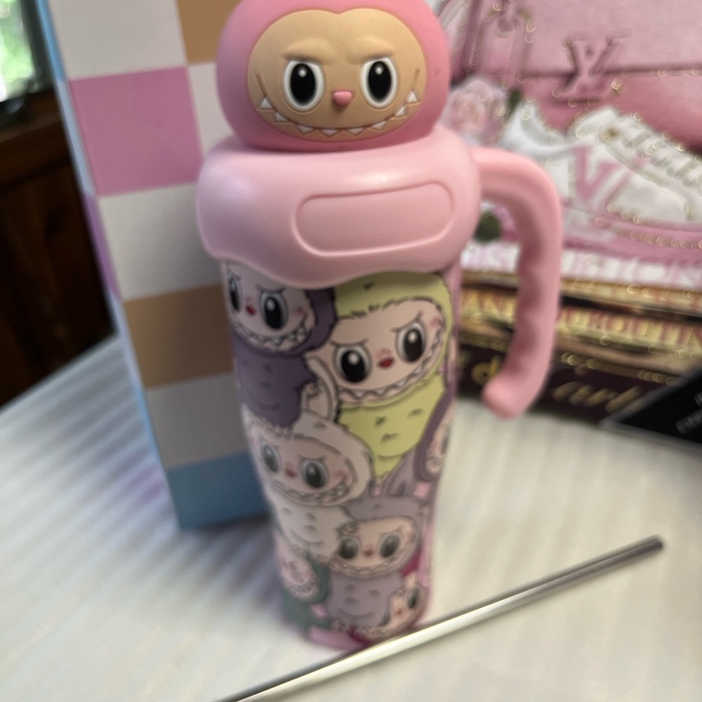 Labubu 32 oz Insulated mug Labubu 3D Silicone Topper NIB comes with straw & box